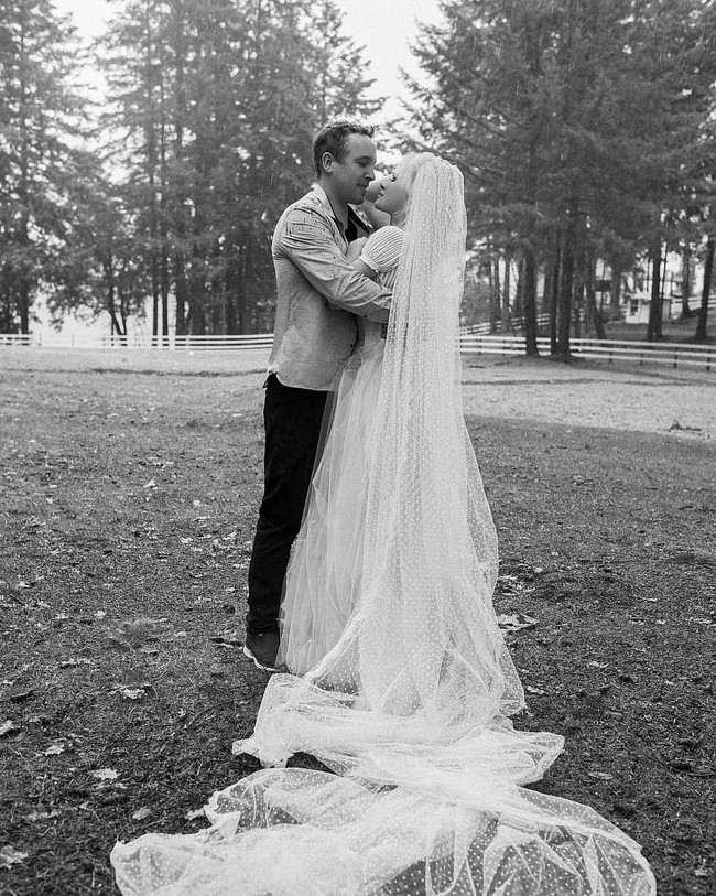 Inilah penampilan Pamela Anderson dalam balutan gaun pengantin di hari pernikahannya dengan bodyguard-nya sendiri, Dan Hayhurst. Sejoli ini menikah pada Malam Natal di rumah pedesaan milik Pamela. Aku menikah di tempat yang kubeli dari kakek-nenekku 25 tahun lalu. Di sini pula orangtuaku menikah dan mereka masih bersama, kata Pamela Anderson kepada Daily Mail. (Foto: Instagram/@rastasanctuary)