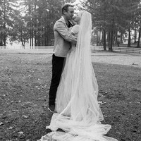 Inilah penampilan Pamela Anderson dalam balutan gaun pengantin di hari pernikahannya dengan bodyguard-nya sendiri, Dan Hayhurst. Sejoli ini menikah pada Malam Natal di rumah pedesaan milik Pamela. Aku menikah di tempat yang kubeli dari kakek-nenekku 25 tahun lalu. Di sini pula orangtuaku menikah dan mereka masih bersama, kata Pamela Anderson kepada Daily Mail. (Foto: Instagram/@rastasanctuary)