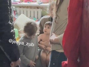 Parah! Wanita Ini Tega Beri Makan Daging Anjing Liar ke Anaknya