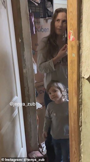 Parah! Wanita Ini Tega Beri Makan Daging Anjing Liar ke Anaknya