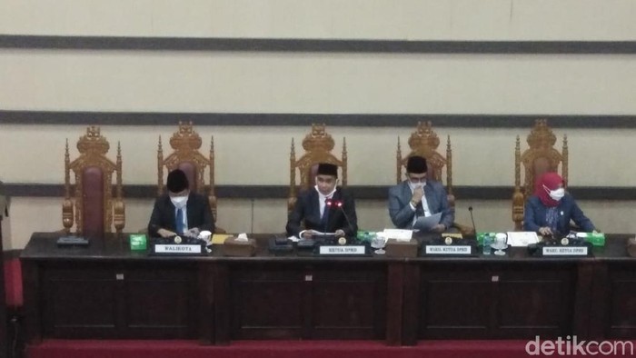 Paripurna DPRD Makassar penetapan Danny-Fatma sebagai walkot-wawalkot terpilih (Hermawan/detikcom).