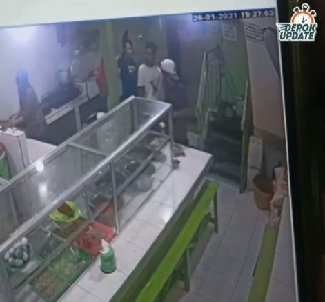 Tak Terima Ditagih Bon Makan, Pria Ini Siram Air Pelayan Warteg
