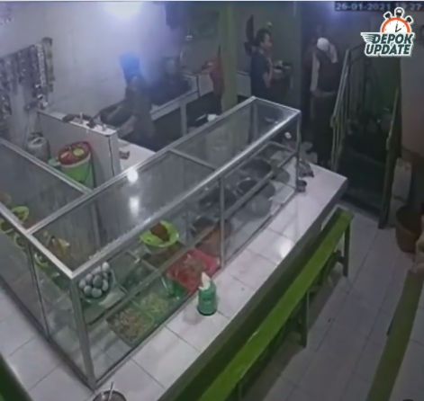 Tak Terima Ditagih Bon Makan, Pria Ini Siram Air Pelayan Warteg