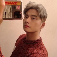 Bintang drakor Welcome to Waikiki ini merupakan putra dari CEO LG Innotek. Meski berasal dari keluarga kaya, Lee Yi Kyung mengungkap ia dikeluarkan dari sekolah dan bekerja part time di toko rental DVD. Foto: Instagram/@luvlk89