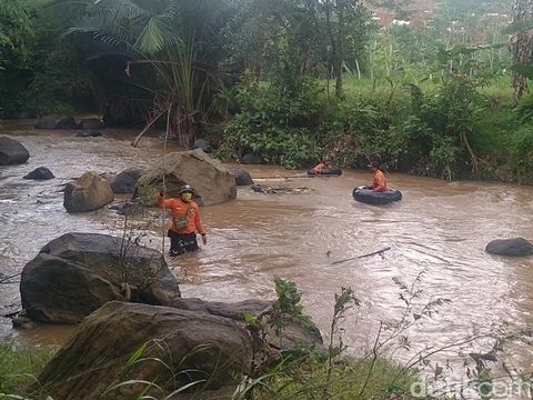 Pencarian seorang santri yang hilang hanyut di Sungai Kalilebeng, Batang, Kamis (28/1/2021).