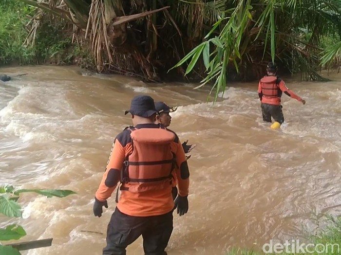 Pencarian seorang santri yang hilang hanyut di Sungai Kalilebeng, Batang, Kamis (28/1/2021).
