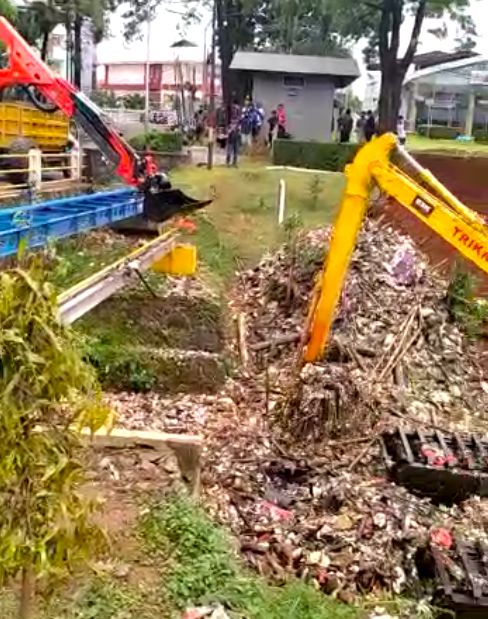 Pengangkutan sampah dari 'Kali Sampah', Kali Baru Cijantung, di Cimanggis, Kota Depok, 28 Januari 2021. (Dok Suwarno, Ketua RT 002 Palsigunung, Tugu, Depok)