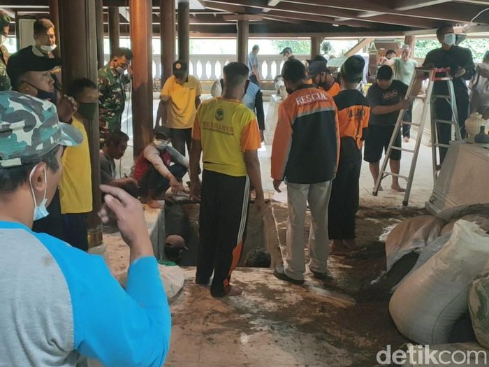 Penggalian liang lahad Wismoyo Arismunandar di Giribangun