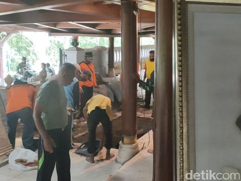 Penggalian liang lahad Wismoyo Arismunandar di Giribangun