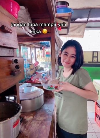 penjual mie ayam bakso cantik di Sentul, Bogor