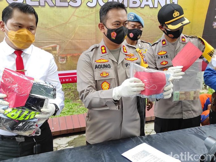 Siswi SMP di Jombang terpaksa merelakan dirinya disetubuhi seorang santri. Gadis berusia 13 tahun ini takut foto bugilnya disebarkan pelaku.