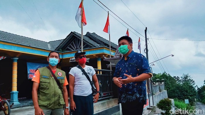 Plt Kalahar BPBD Jawa Tengah, Safrudin, mengunjungi posko pengungsian Merapi di Desa Tegalmulyo, Kecamatan Kemalang, Klaten, Kamis (28/1/2021).