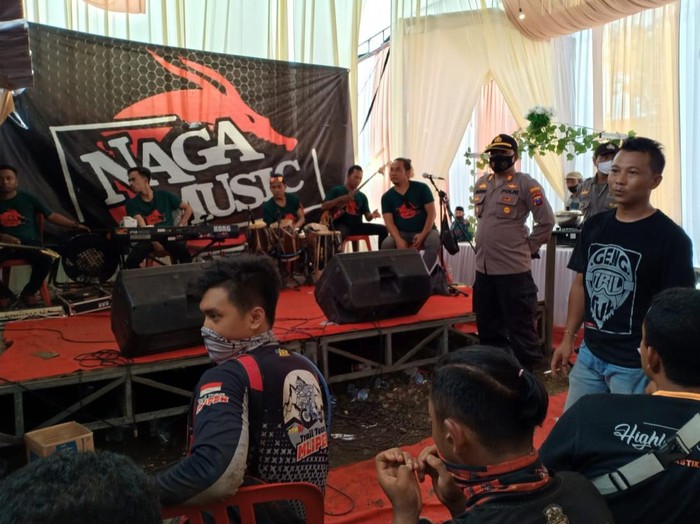 Di tengah pandemi COVID-19, masih ada masyarakat yang nekat menggelar hajatan dengan pentas musik. Padahal, kegiatan tersebut dapat menimbulkan kerumunan dan berpotensi menjadi klaster penyebaran COVID-19.