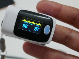 Saturasi Oksigen Pasien COVID-19 Sering Drop, Normalnya Berapa Sih?