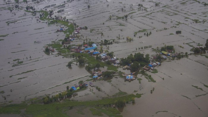 Foto udara areal persawahan di Kabupaten Banjar yang masih terendam air di Kalimantan Selatan, Kamis (28/1/2021). Berdasarkan data terbaru dari Badan Penanggulangan Bencana Daerah (BPBD) Provinsi Kalimantan Selatan pada Kamis (28/1/2021), bencana alam banjir di tujuh Kabupaten di Kalimantan Selatan mengakibatan 48.714 hektare lahan sawah terendam. ANTARA FOTO/Bayu Pratama S/hp.