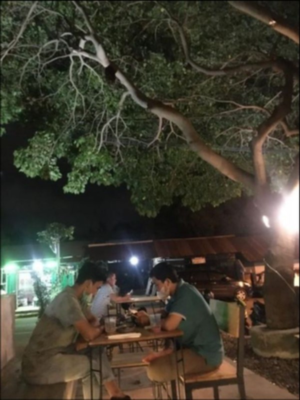 Aktifitas pengunjng di cafe-cafe ala anak muda