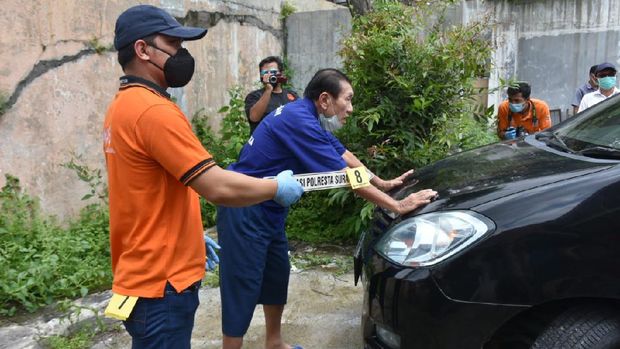 Reka ulang penembakan mobil bos tekstil di Solo. Pelaku tampak mengacungkan pistolnya.