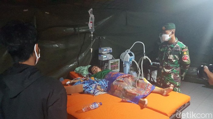 RS darurat TNI AD di Mamuju membantu persalinan ibu hamil korban gempa Sulbar (Abdy/detikcom).