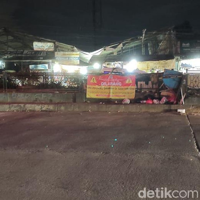 Sampah di Jl Dewi Sartika dan sekitar flyover Ciputat, Tangsel, 28 Januari 2021. (Taufieq Renaldi Arfiansyah/detikcom)