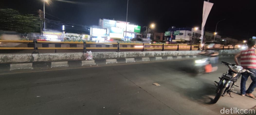 Sampah di Jl Dewi Sartika dan sekitar flyover Ciputat, Tangsel, 28 Januari 2021. (Taufieq Renaldi Arfiansyah/detikcom)