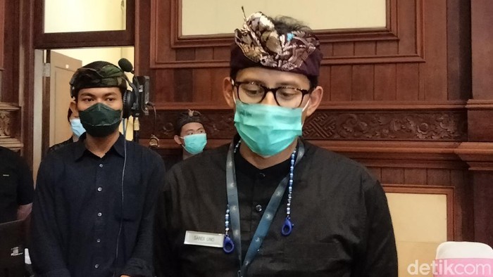 Sandiaga Ngantor di Bali
