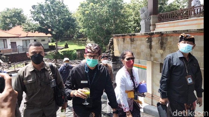 Sandiaga ngantor di Bali