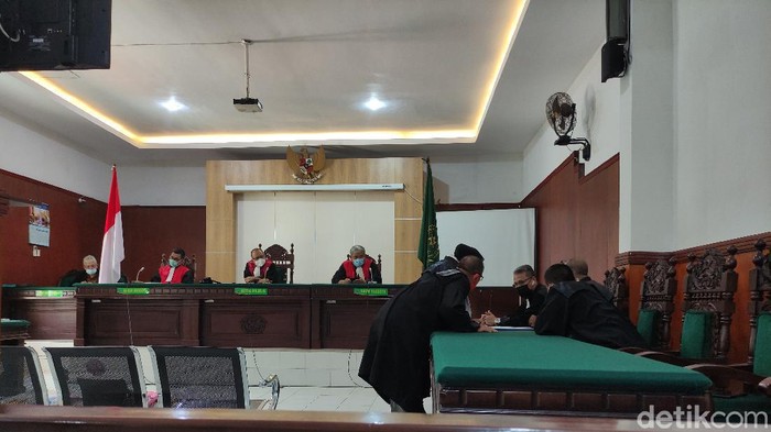 Pasutri Guntual Laremba dan Tutik Rahayu terjerat kasus UU ITE. Hari ini mereka menjalani sidang perdana di Pengadilan Negeri (PN) Sidoarjo.