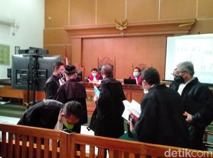 Pengacara Syahganda Akan Lapor MA-KY Jika Saksi Sidang Tetap Hadir Virtual