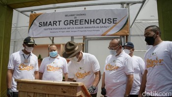 Gubenur Jabar Ridwan Kamil, Rabu kemarin meresmikan Smart Green House di Cikole, Desa Wanasari, Kecamatan Wanaraja, Garut. Smart Green House disebut bisa menghasilkan produk pertanian dengan efisien (Hakim Ghani/detikcom)