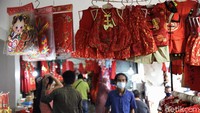 Dua pekan menjelang tahun baru imlek 2572 para pedagang mulai menjajakan barang-barang kebutuhan Imlek dikawasan Glodok, Jakarta. Para pedagang aksesoris maupun keperluan tahun baru Imlek menjajakan dagangannya .