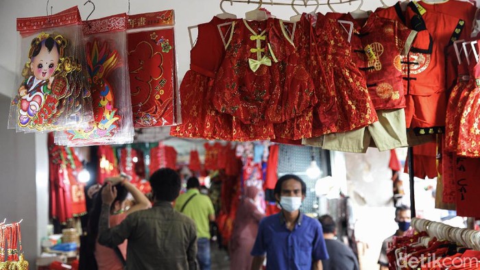 Tahun Baru Imlek, Kawasan Glodok Para pedagang aksesoris maupun keperluan tahun baru Imlek menjajakan dagangannya dikawasan Glodok, Jakarta, Kamis (28/1/2021). Dua pekan menjelang tahun baru imlek 2572 para pedagang mulai menjajakan barang-barang kebutuhan imlek. Grandyos Zafna/detikcom