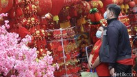 Berbagai macam keperluan seperti ampau dan baju hingga lampion bisa ditemukan ditempat ini.