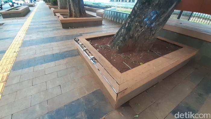 Taman-trotoar KBB Selatan, Jl RM Margono Djojohadikoesoemo, seberang BNI City, Jakarta. (Afzal Nur Iman/detikcom)