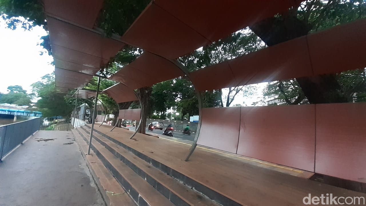 Taman-trotoar KBB Selatan, Jl RM Margono Djojohadikoesoemo, seberang BNI City, Jakarta. (Afzal Nur Iman/detikcom)