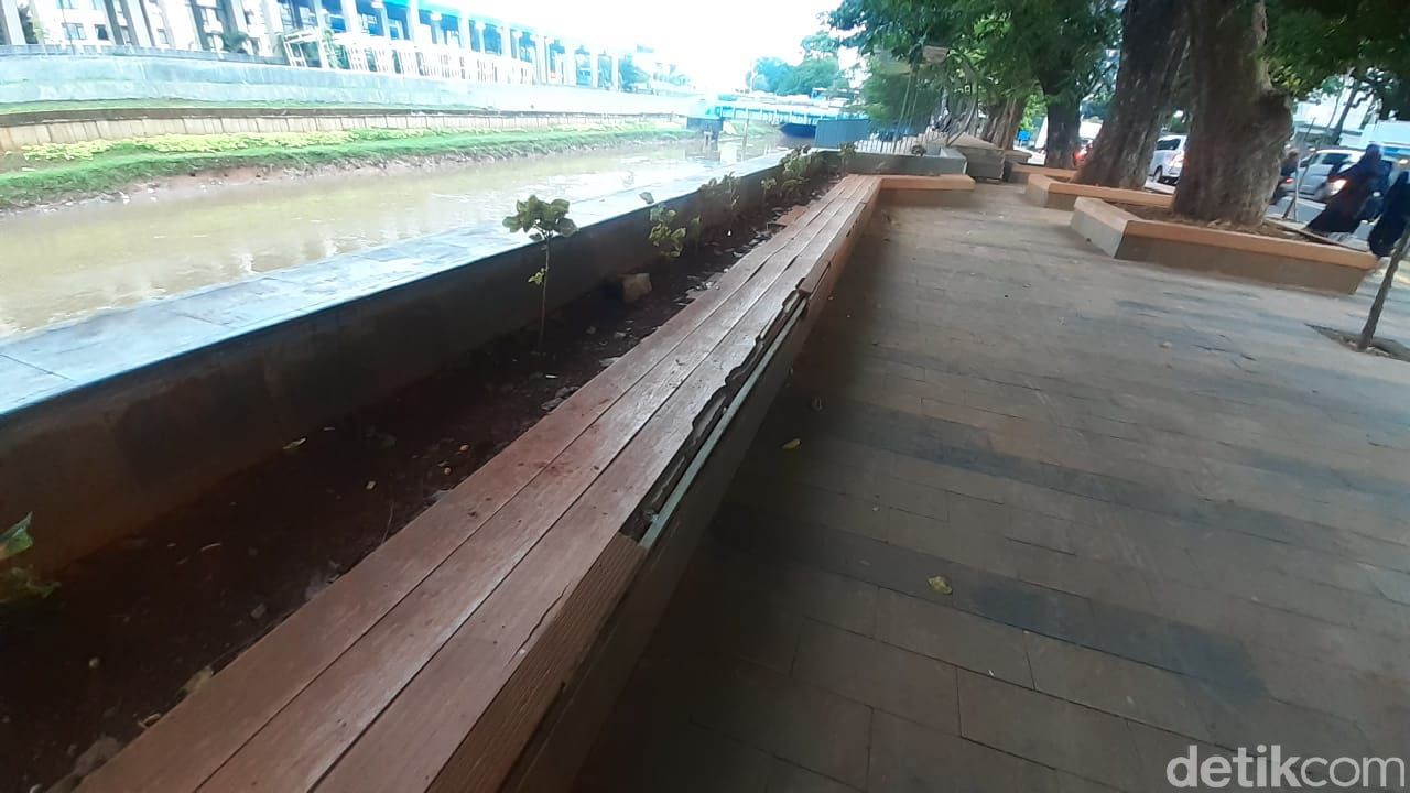 Taman-trotoar KBB Selatan, Jl RM Margono Djojohadikoesoemo, seberang BNI City, Jakarta. (Afzal Nur Iman/detikcom)