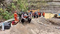 Petugas masih melakukan evakuasi.