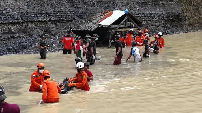 TANAH LONGSOR DI TAMBANG MANUALAN TANAH BUMBU Tim Sar gabungan melakukan evakuasi korban di lokasi tanah longsor tambang Manualan di Kecamatan Mentewe, Kabupaten Tanah Bumbu, Kalimantan Selatan, Kamis (28/1/2021). Bencana tanah longsor di lokasi tambang PT CAS Kabupaten Tanah Bumbu, berdasarkan data Badan Nasional Pencarian dan Pertolongan (Basarnas) Banjarmasin hingga kini jumlah korban selamat sebanyak 17 orang, meninggal dunia sembilan orang dan satu orang masih dalam pencarian tim gabungan di lokasi. ANTARA FOTO/HO/Intel Kodim 1022/Bay/hp.