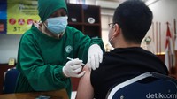 Selain itu, Indonesia juga terus mencanangkan vaksinasi COVID-19 guna mengatasi dan menanggulangi penyebaran virus Corona. Tenaga medis menjadi kelompok prioritas untuk divaksinasi terlebih dahulu mengingat mereka merupakan kelompok yang berada di garis depan penanganan dan penanggulangan pandemi virus Corona. Ratusan ribu tenaga kesehatan pun diketahui telah menjalani vaksinasi COVID-19. Ari Saputra/Dok. Detikcom.