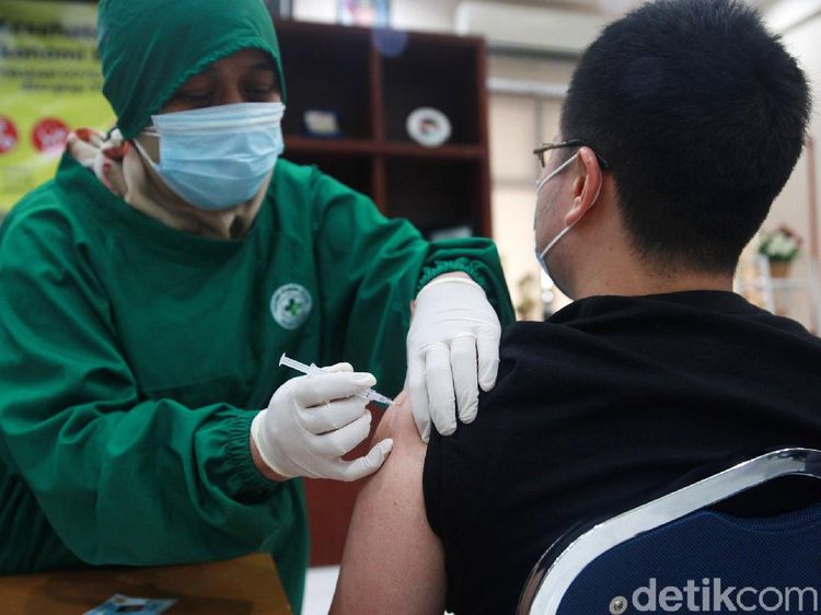 Tenaga Kesehatan Mulai Vaksinasi COVID-19 Tahap Kedua
