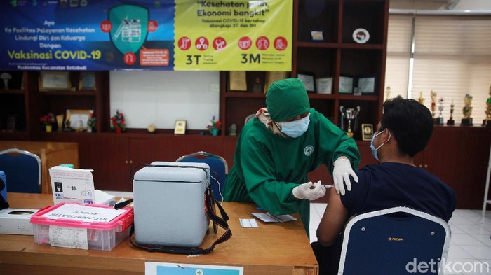 Para tenaga kesehatan (nakes) mendapatkan vaksinasi COVID-19 tahap kedua, di Puskesmas Setiabudi, Jakarta Selatan, Kamis (28/1/2021). Vaksinasi tahap kedua dilakukan 14 hari setelah tahap 1 selesai.