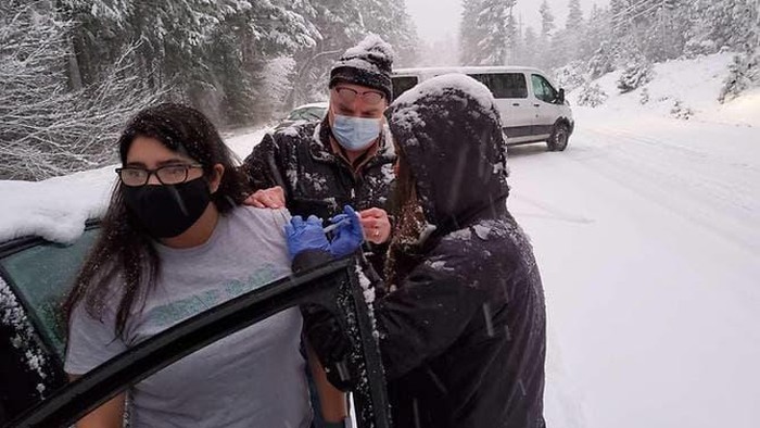 Oregon health workers who got stuck in a snowstorm on their way back from a mass COVID-19 vaccination event went car to car injecting stranded drivers before several of the doses expired. (Photo: Facebook/Josephine County Public Health)