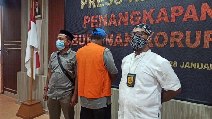Terpidana korupsi di Aceh (tengah) ditangkap Kejaksaan usai buron 4 tahun (Agus Setyadi-detikcom)