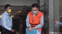 I Ketut Suarbawa menjalani pemeriksaan lanjutan dalam kasus dugaan korupsi pengadaan dan pelaksanaan pekerjaan pembangunan Jembatan Waterfront City multy years pada Dinas Bina Marga dan Pengairan Pemerintah Kabupaten Kampar tahun anggaran 2015-2016.