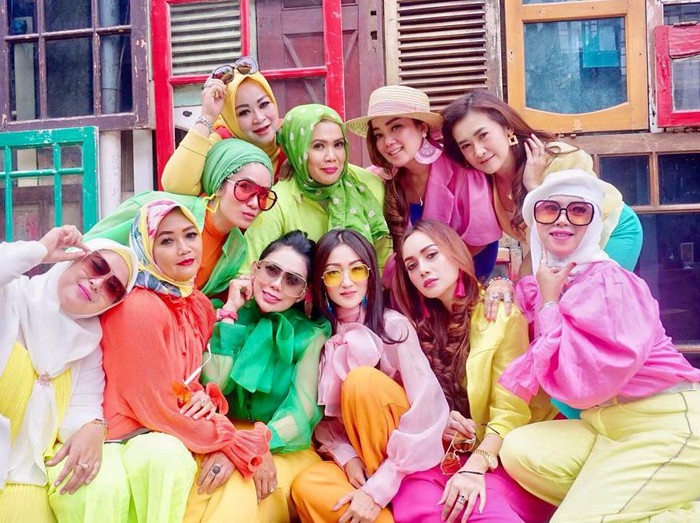 tiktok Hj. Nengkurnia atau akrab disapa Hj. Cucuy viral di TikTok dengan geng arisan sosialita Sister Hood