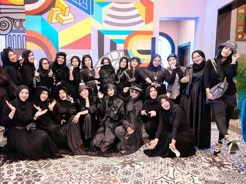 tiktok Hj. Nengkurnia atau akrab disapa Hj. Cucuy viral di TikTok dengan geng arisan sosialita Sister Hood