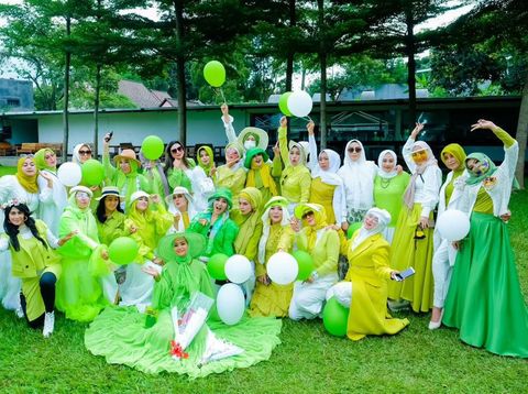 tiktok Hj. Nengkurnia atau akrab disapa Hj. Cucuy viral di TikTok dengan geng arisan sosialita Sister Hood