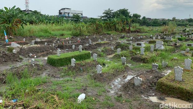 Angka kematian dalam Kasus COVID-19 terus bertambah di Surabaya. Tempat Pemakaman Umum (TPU) Babat Jerawat untuk jenazah pasien COVID-19 kini tersisa satu blok saja.