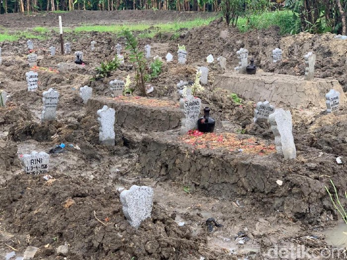 Angka kematian dalam Kasus COVID-19 terus bertambah di Surabaya. Tempat Pemakaman Umum (TPU) Babat Jerawat untuk jenazah pasien COVID-19 kini tersisa satu blok saja.
