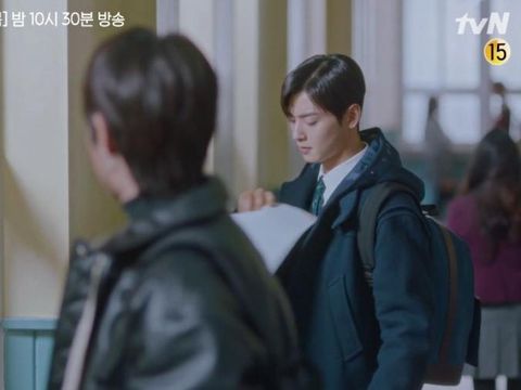 True Beauty episode 13 Su Ho dan Seo Jun Mencabut Poster Ju Kyung yang Dicoret-coret