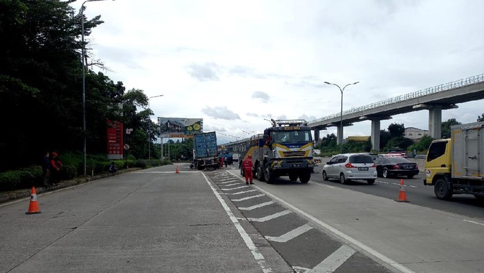 Truk Trailer Tabrak Pembatas di KM 10 Tol Jagorawi, Lalin ke Bogor Padat